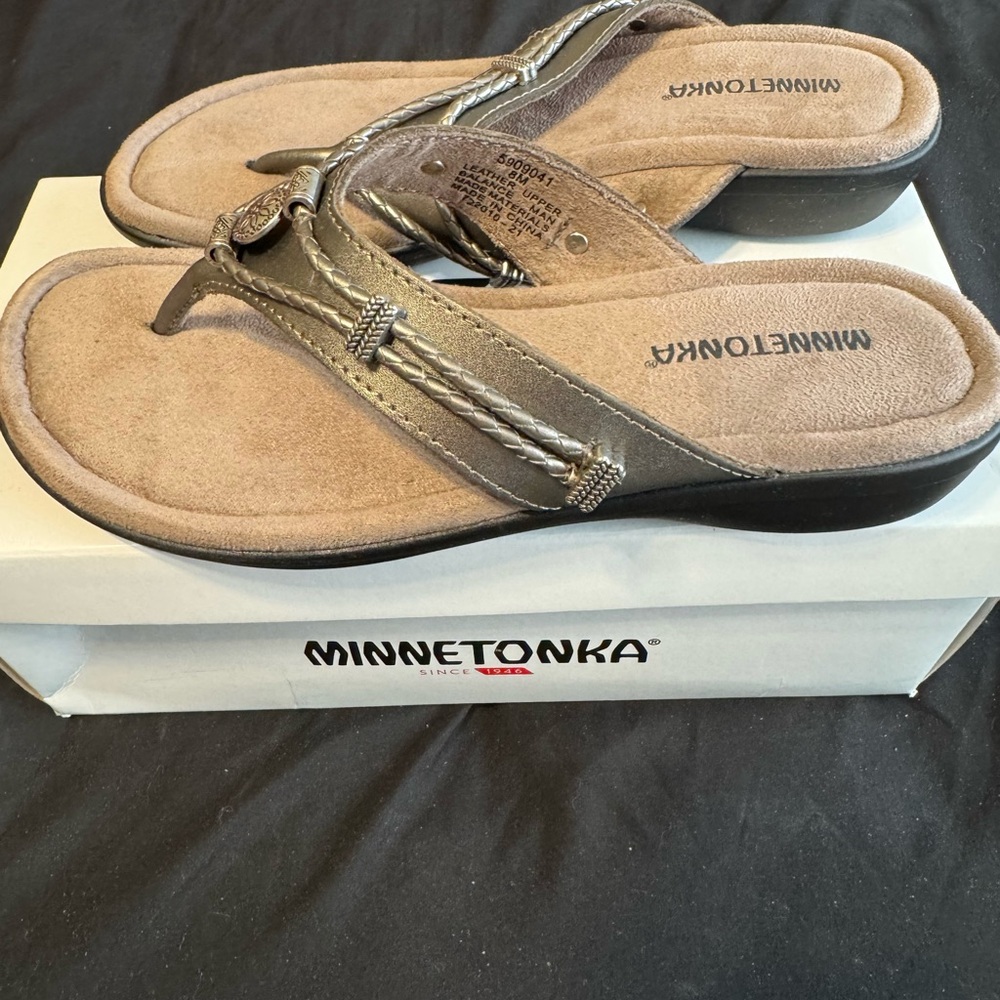 Minnetonka Metallic Leather Sandals Women’s Size 8M